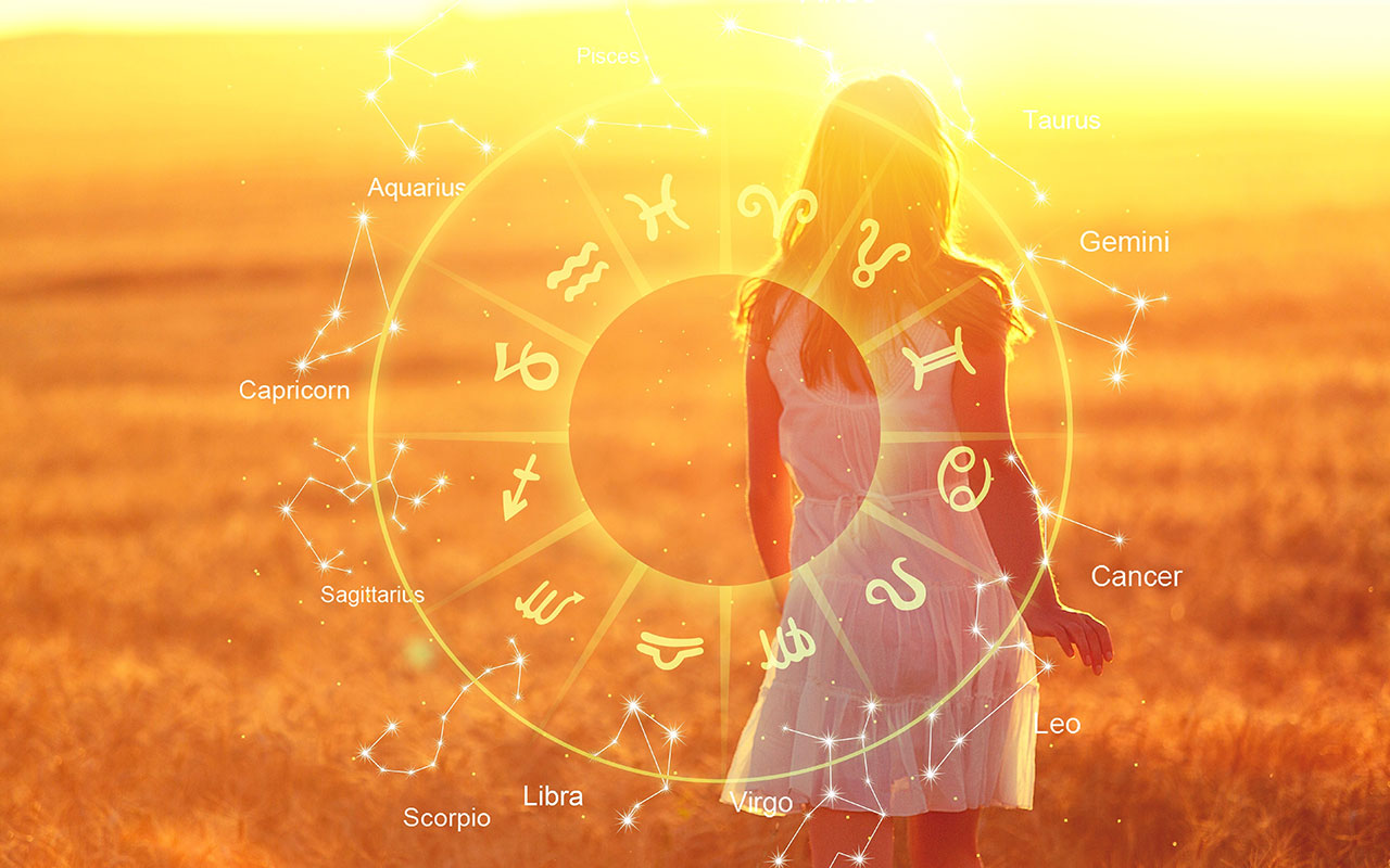 Frau im Feld mit Zodiakzeichen bei Sonnenuntergang Eine Frau, die in einem sonnendurchfluteten Feld steht und in die Ferne blickt, während das warme Licht des Sonnenuntergangs sie und die Umgebung erleuchtet. Ein leuchtendes Tierkreisrad überlagert das Bild und symbolisiert die astrologischen Zeichen.